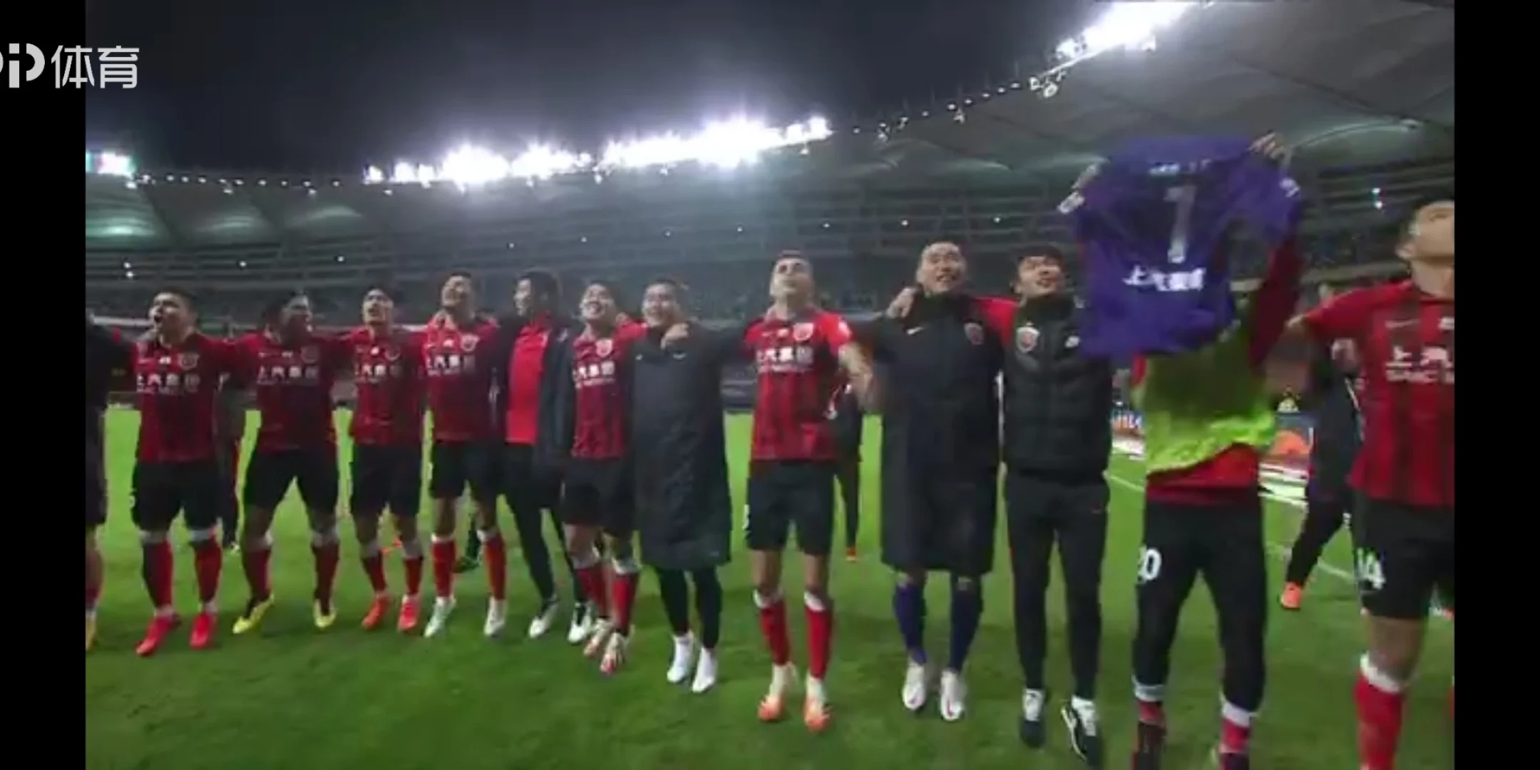 包含上海上港与布里斯班狮吼将进行一场激烈的较量的词条