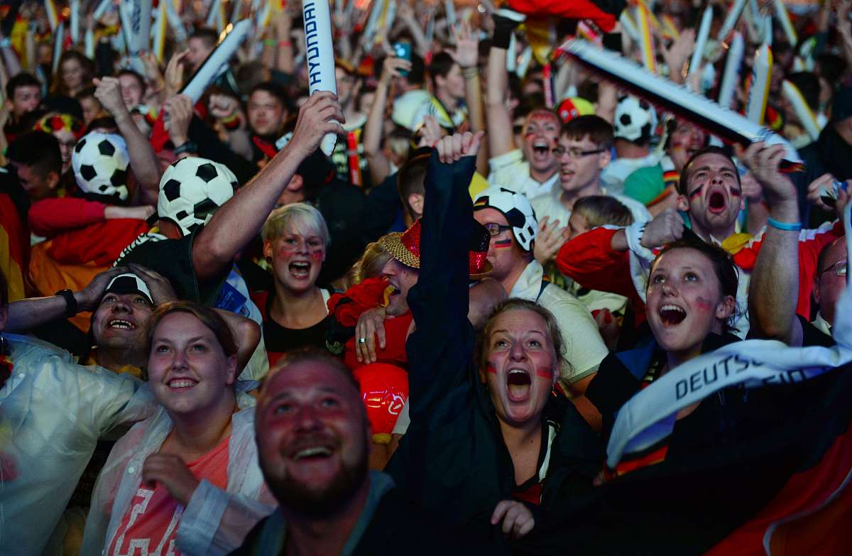 足球比赛场面火爆，球员拼尽全力