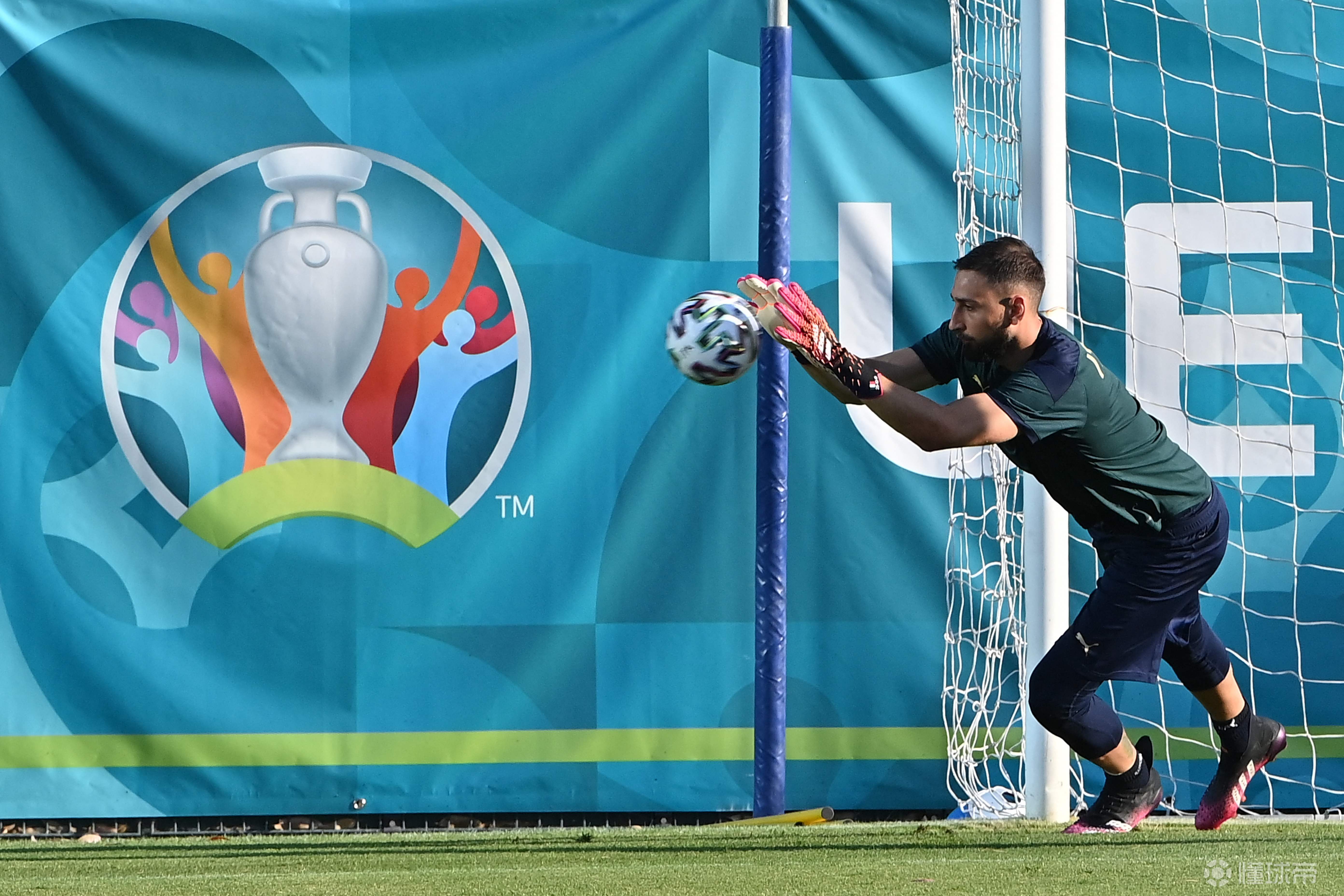 关于沙尔克后防固若金汤,多场比赛零封对手的信息 关于沙尔克后防固若金汤,多场比赛零封对手的信息