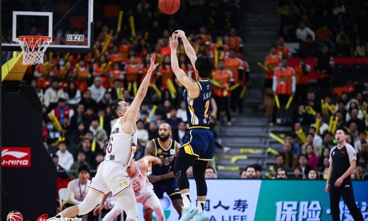 开云平台-男子篮球联赛最热门：各队拼尽全力争夺胜利的简单介绍