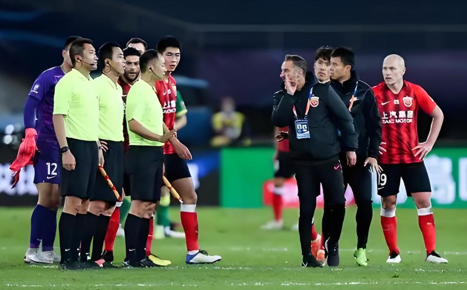 上港遗憾失利，亚冠淘汰赛前路波折的简单介绍