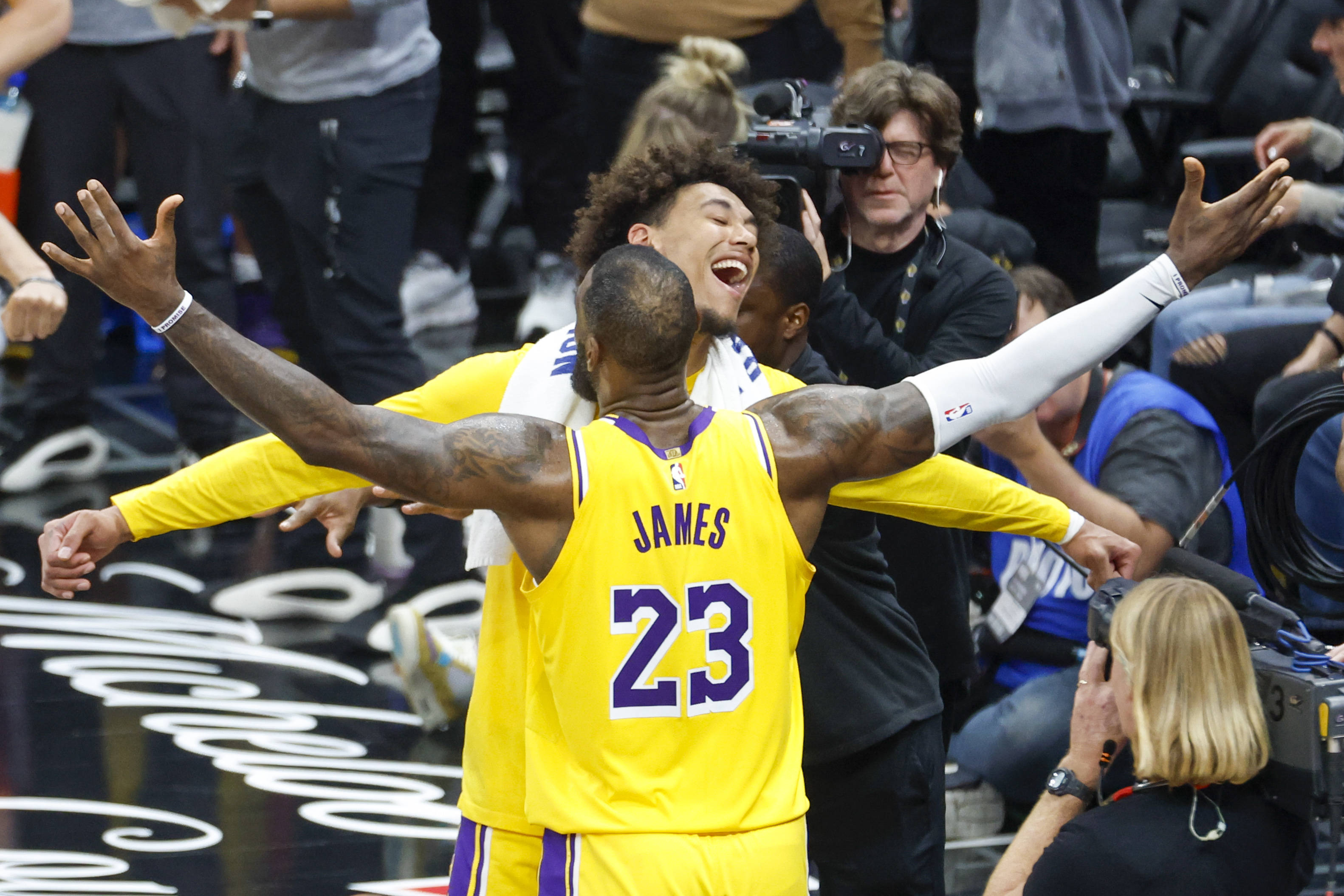 开云下载-趣味明星球员组队参与篮球赛事，场上表现抢眼