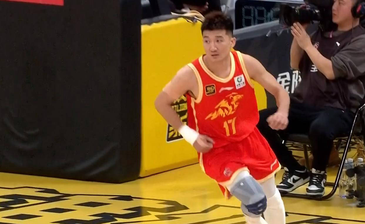 专业球员在国际篮球比赛中崭露头角