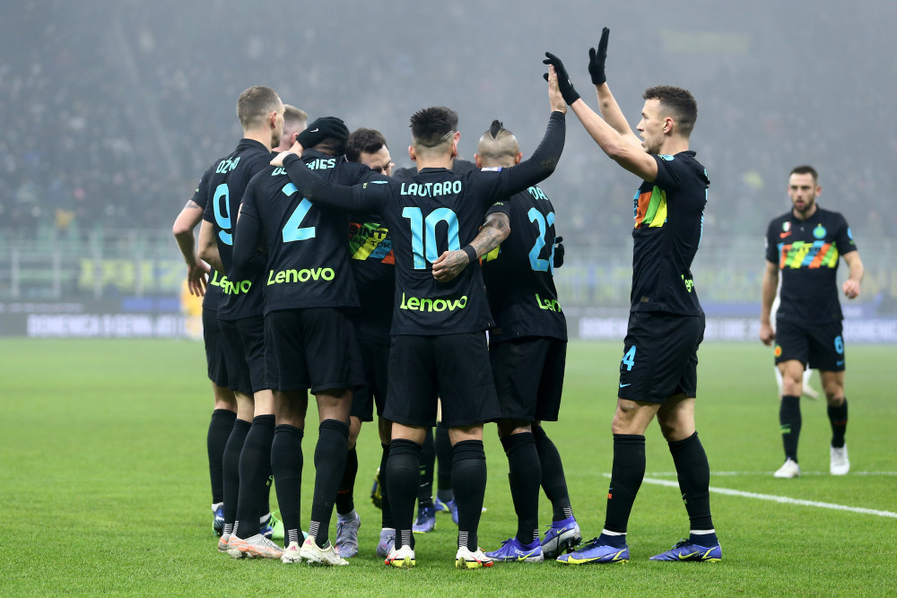 关于都灵两球完胜，继续保持半程赛首的位置的信息