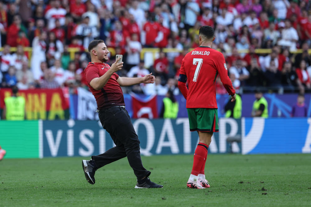 欧洲杯预选赛中一位球员的精彩进球引发观众热议