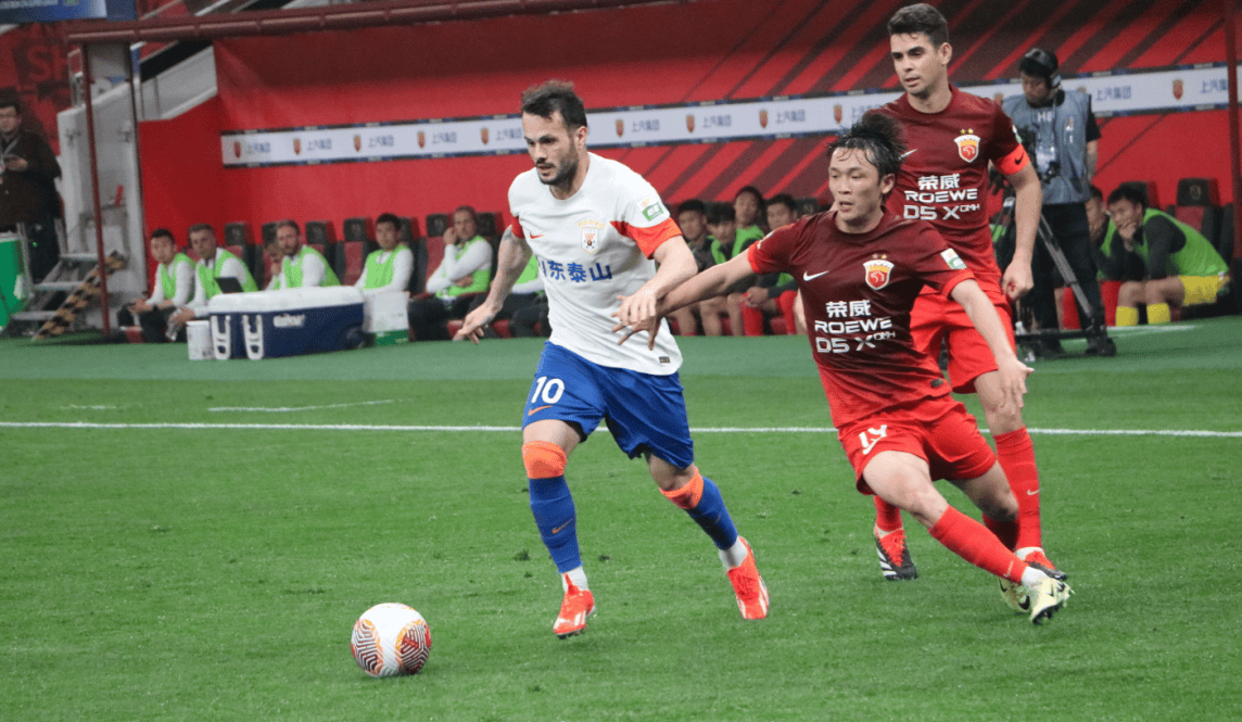 开云体育官方网站-球员拼尽全力，欧洲赛事给球迷带来无尽激情的简单介绍