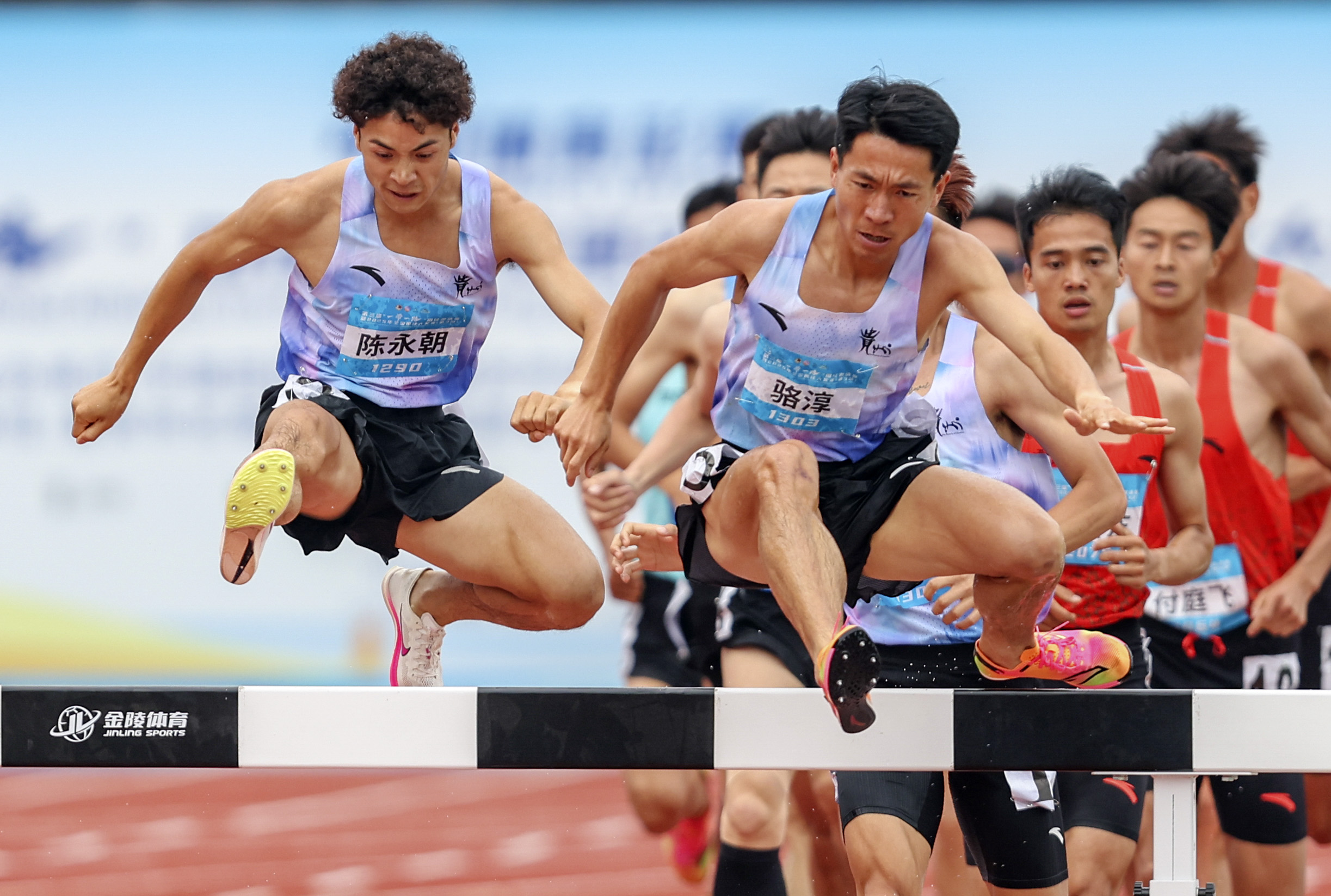 田径冠军再度夺冠，实力无敌！