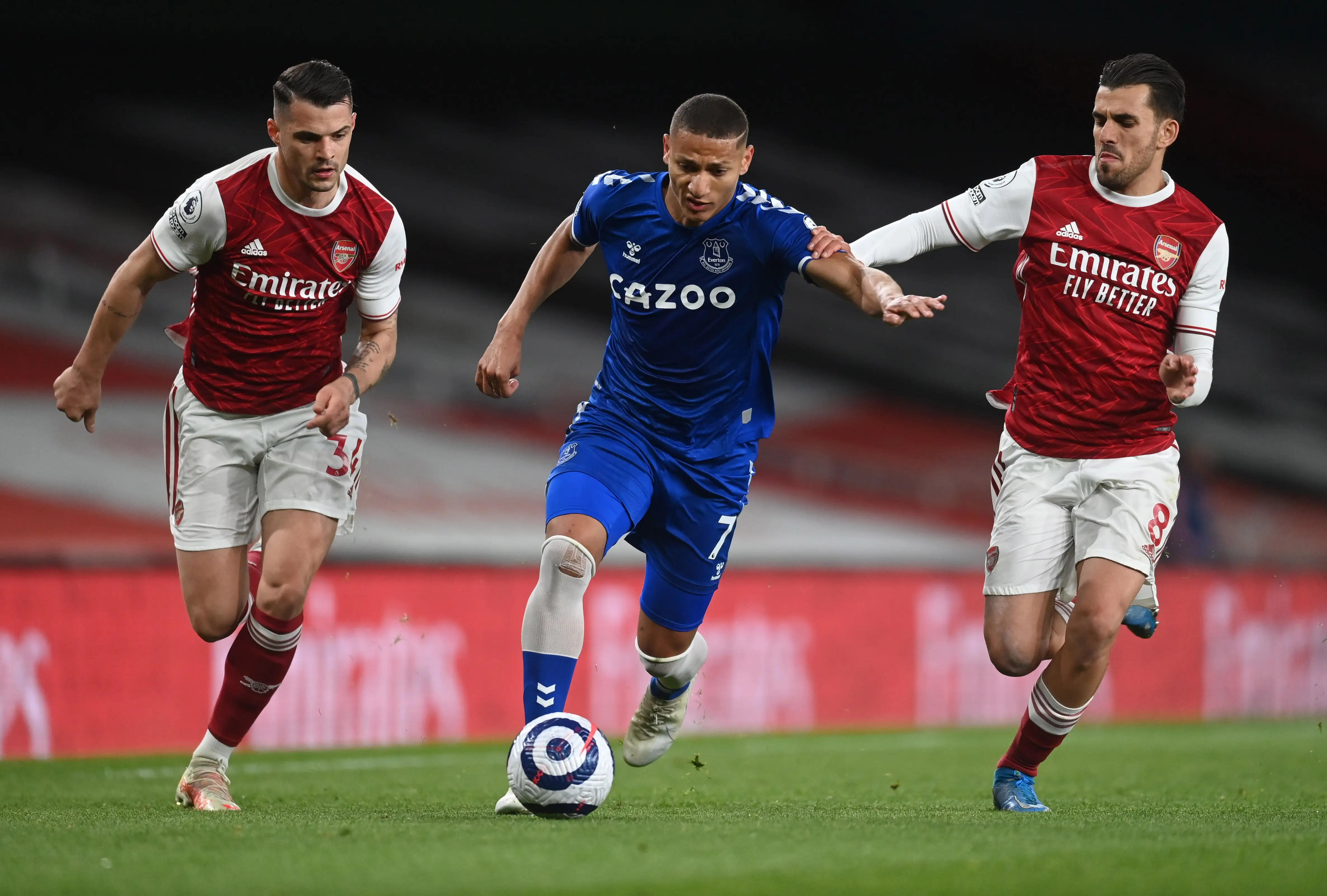 关于水晶宫客场逼平沃特福德，保住不败纪录的信息