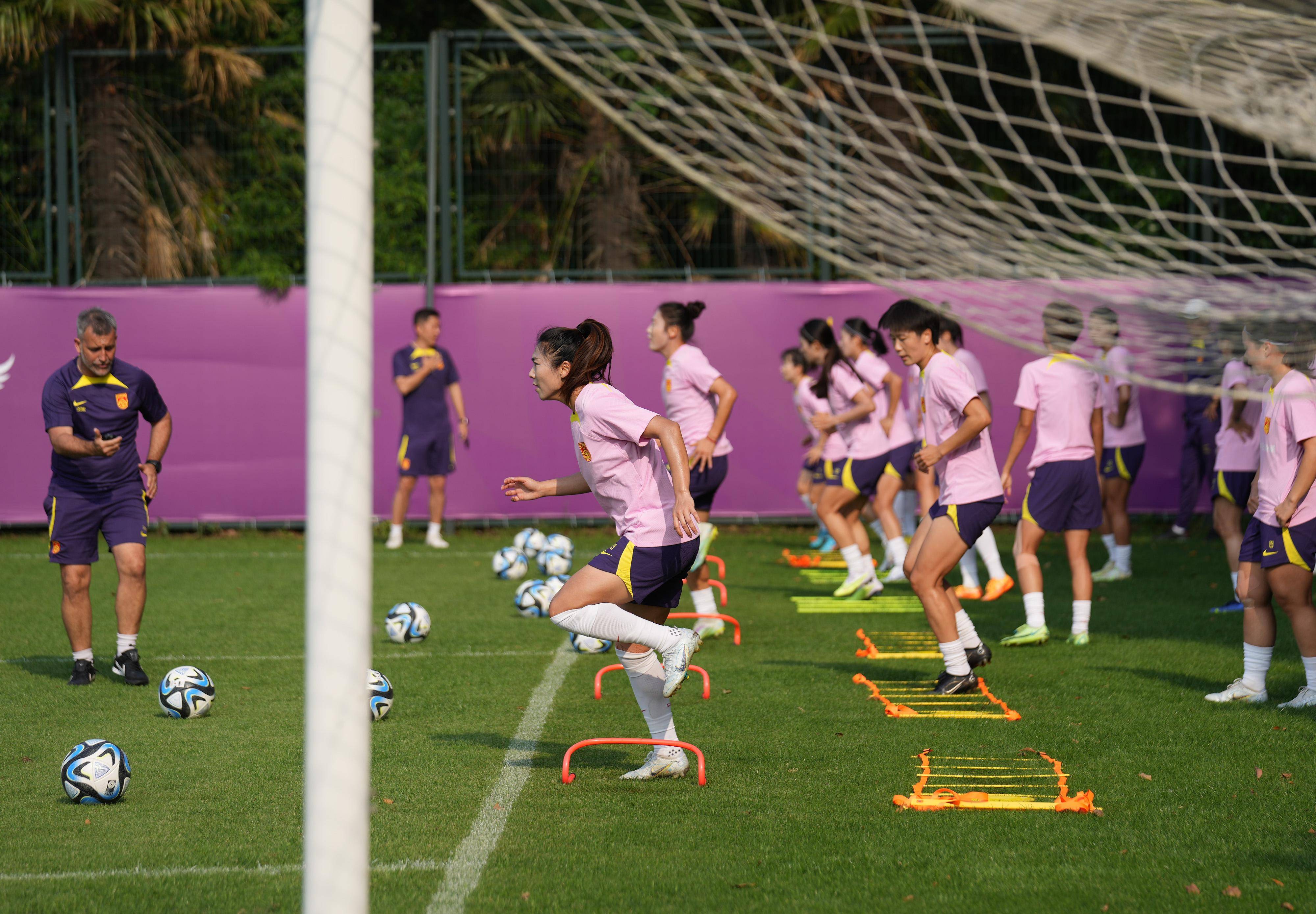 著名女足教练谈未来发展方向，备战重大比赛的简单介绍