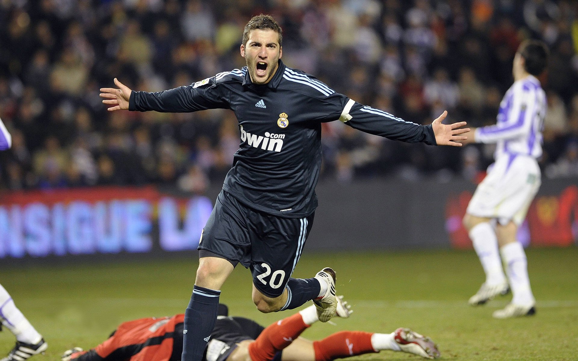 开云平台-范戴克核心驱动，委内瑞拉淘汰赛力克希腊晋级