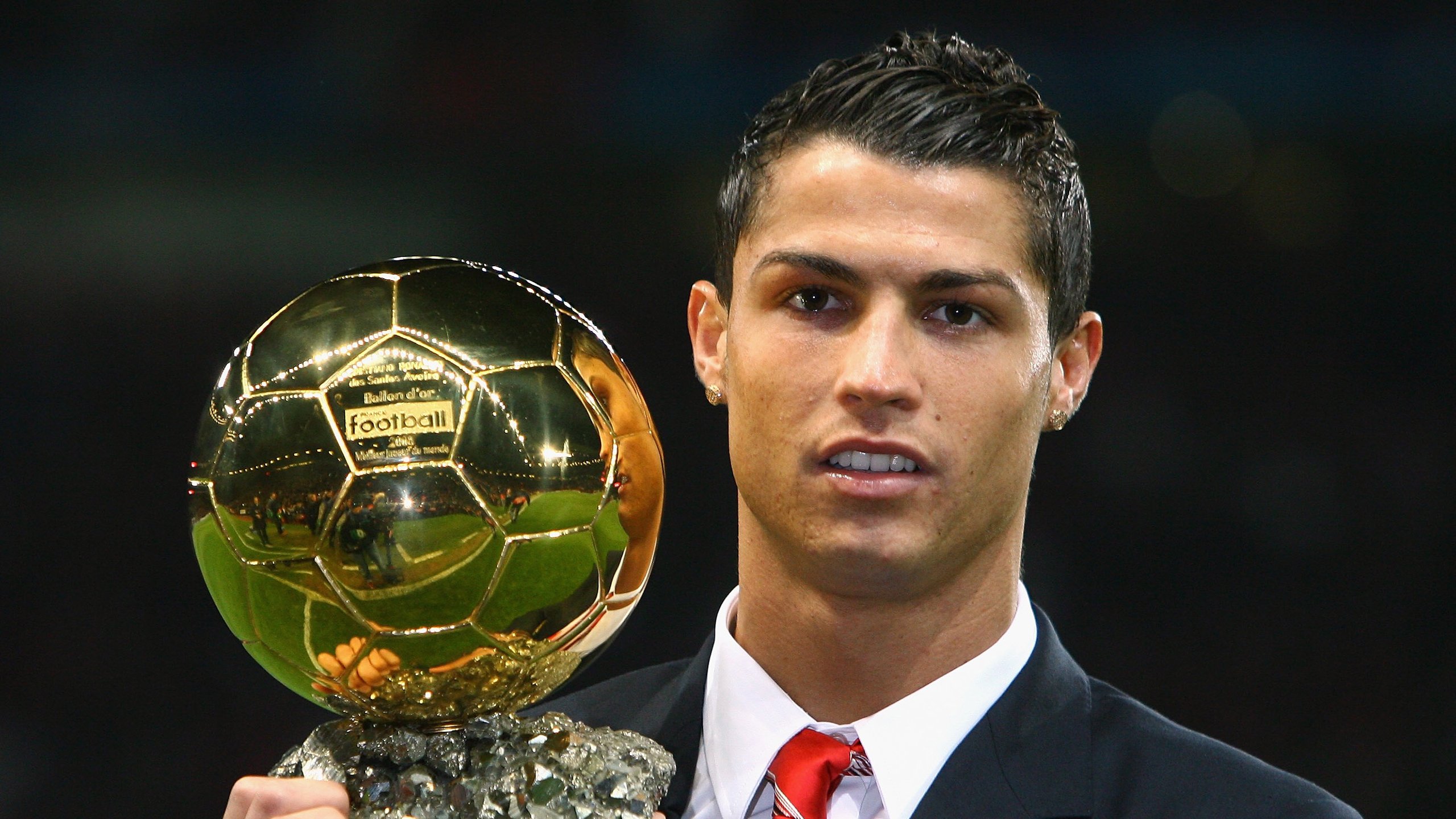 绿茵闪电刺破暗夜，马丁内利无解奔袭引领欧冠史诗战役