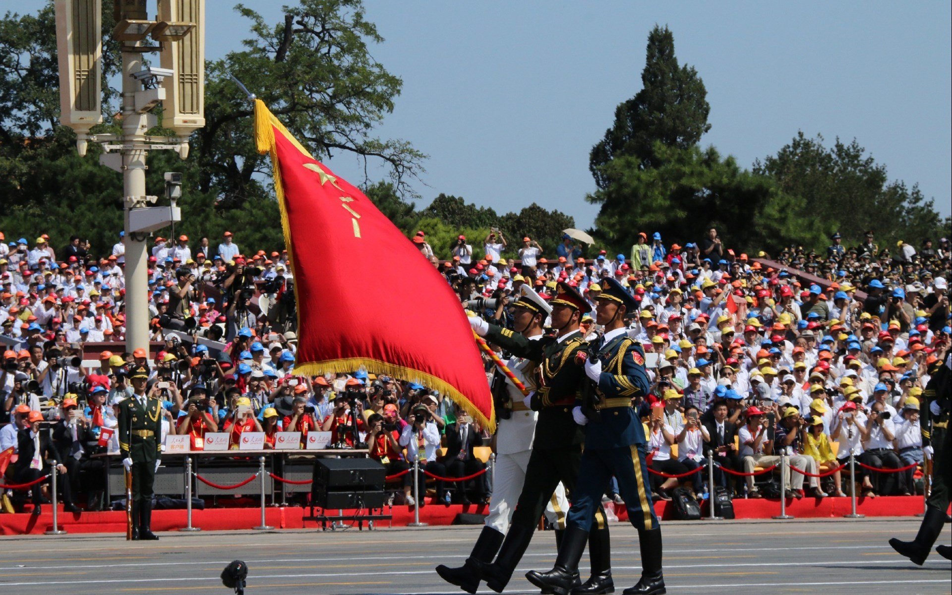 黄黑军团稳如磐石，富安健洋铸就亚洲里程碑